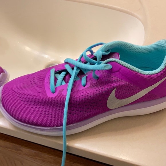 New girls Nikes. Never worn - Picture 3 of 5